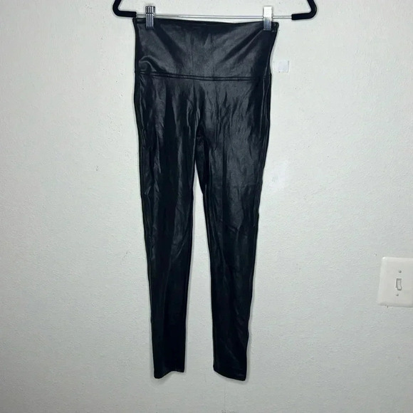 Spanx faux leather black leggings size Medium Petite - Picture 2 of 5